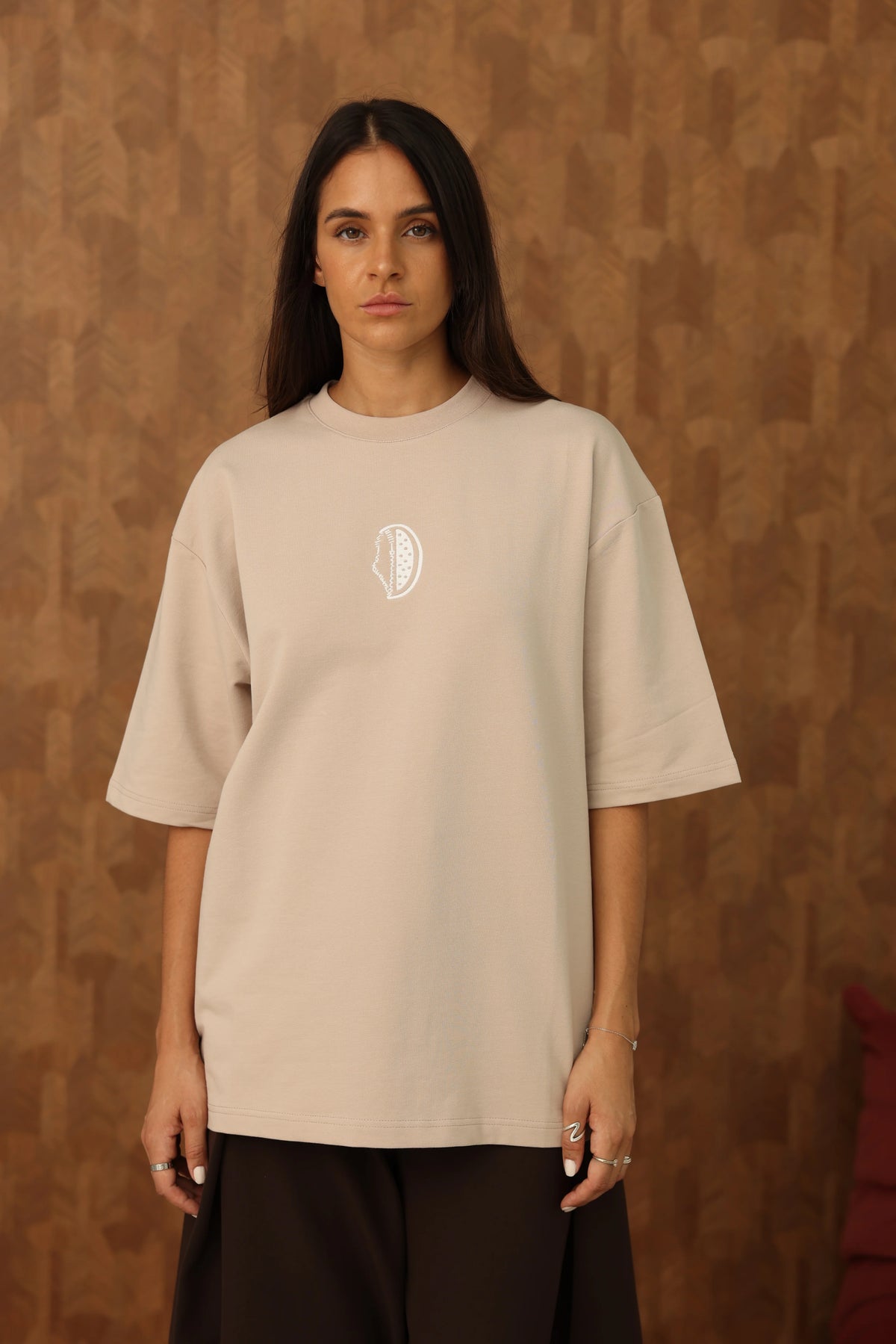 Mona Lisa Tee - Beige full original studio photo 541