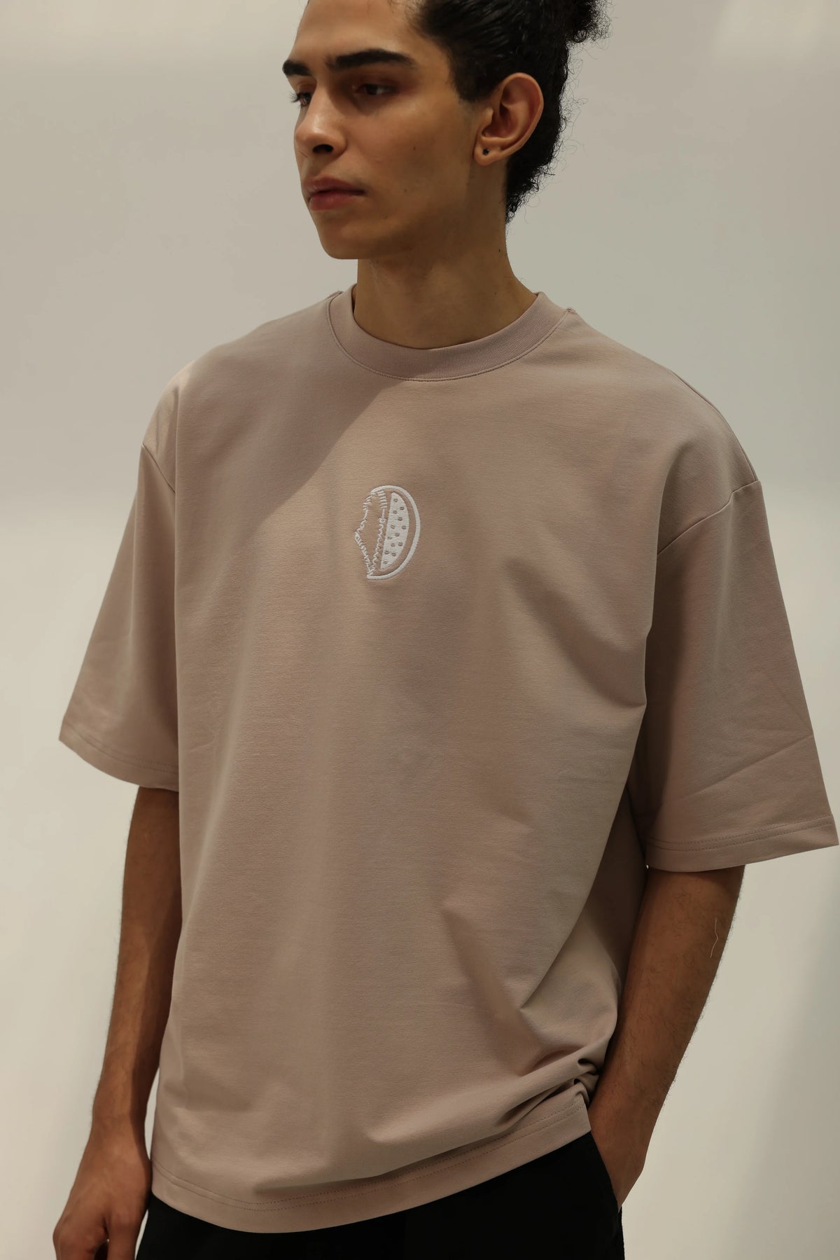 Mona Lisa Tee - Beige full original studio photo 171