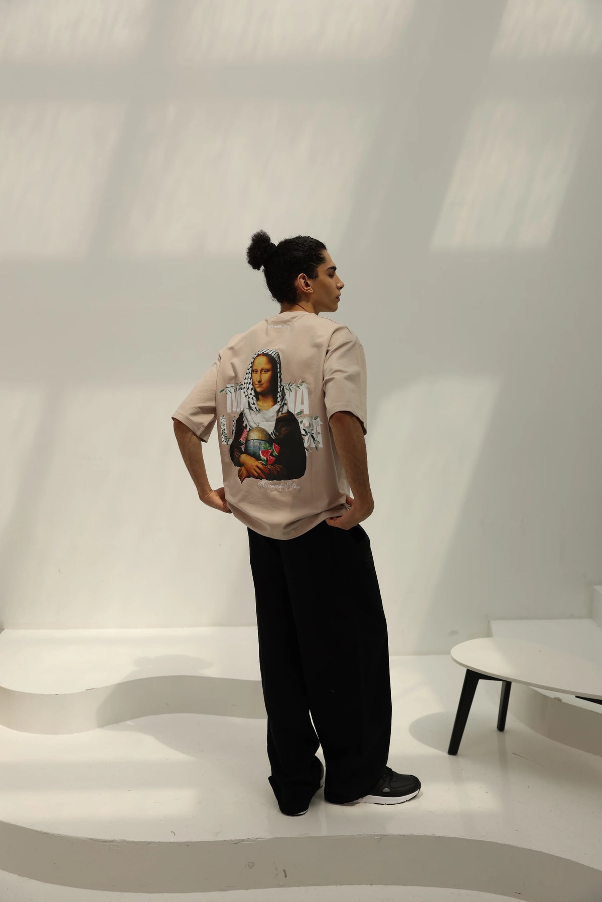 Mona Lisa Tee - Beige full original studio photo 81